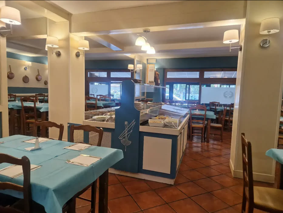 L'interno del ristorante con il banco del pesce